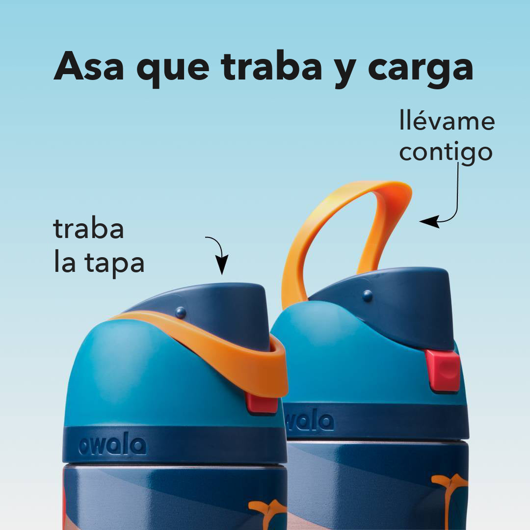 El asa del Owala Charizard Brings the Heat traba la tapa y sirve para cargarlo