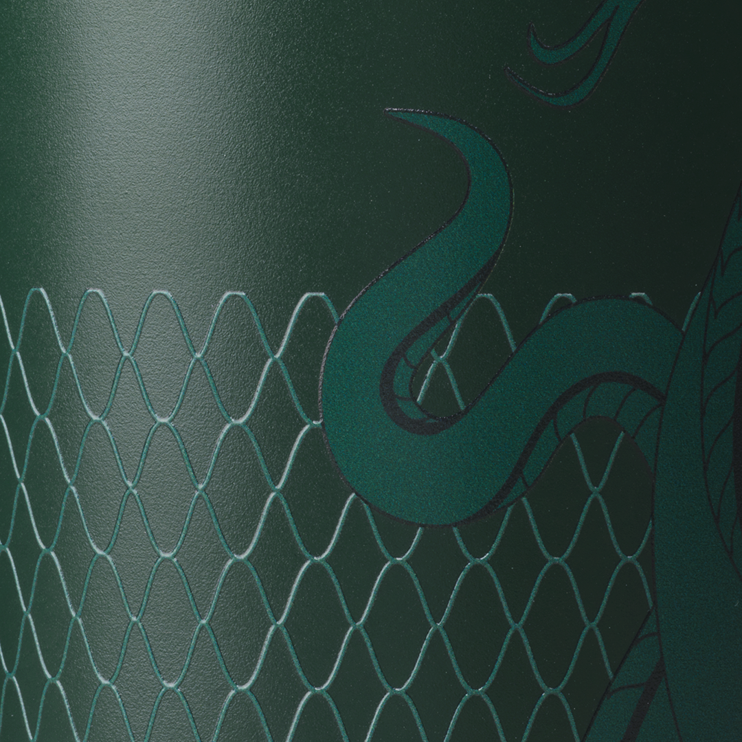 Detalle del grabado del FreeSip Sway 30 oz Slytherin